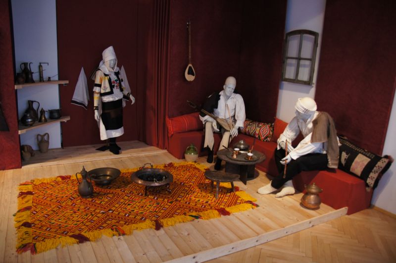 Izba gościnna w albańskim domu na terenie Wyżyny Dukagjini